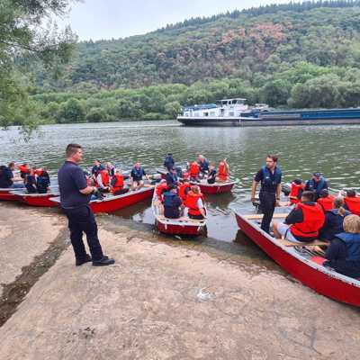 Eine Bootsfahrt auf der Mosel von Pfalzel nach Zurlauben in Feuerwehrbooten war eines der Highlights für die Kinder und Jugendlichen von der Ahr. 