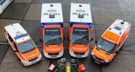 Zwei Rettungswagen und zwei Krankentransportfahrzeuge stehen nebeneinander.