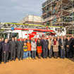 Ehrengäste aus Stadt und Land sowie die Mitglieder der Feuerwehr posieren beim Richtfest am Neubau.