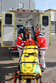 Rettungsassistent Martin Steffes und Notfallsanitäter Michael Engel (v. l.) präsentieren den neuen Rettungswagen zu dem auch eine fahrbare Trage gehört. Foto: Presseamt
