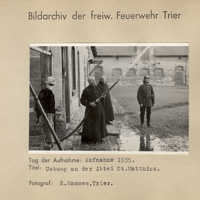Schwarz-weiß Foto: Die Feuerwehr macht gemeinsam mit den Mönchen der Abtei St. Matthias Löschübungen.