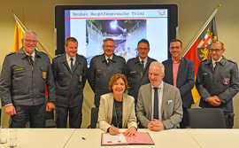 Malu Dreyer und Wolfram Leibe unterzeichnen die Genehmigung des Kaufvertrags für das Gelände, auf dem die neue Feuerwache gebaut werden soll.