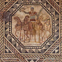 Dieses Mosaik aus einer Trierer Stadtvilla zeigt einen Wagenlenker namens Polydus der mit seinem Gespann womöglich im Trierer Circus umjubelt wurde.