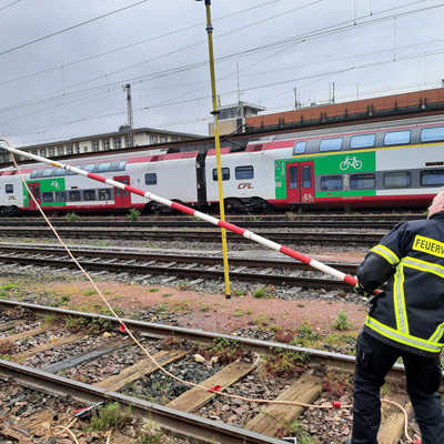 Rund 90 Feuerwehrleute lernten bei Schulungen der Bahn den sicheren Umgang mit den technischen Geräten zur Erdung von Oberleitungen.