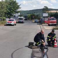Feuerwehrleute überwachen die Gaskonzentration im Kanal nach einem unterirdischen Gasaustritt in der Gottbillstraße. Foto: Presseamt Stadt Trier/Berufsfeuerwehr