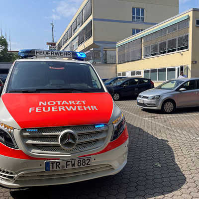 Zwei Leitende Notärzte untersuchten betroffene Schülerinnen und Schüler. Sie gehörten zu einem Großaufgebot an Einsatzkräften. 