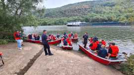 Eine Bootsfahrt auf der Mosel von Pfalzel nach Zurlauben in Feuerwehrbooten war eines der Highlights für die Kinder und Jugendlichen von der Ahr. 