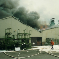 Großbrand Im Speyer während den Löscharbeiten. Aus den brennenden Hallen schlagen Rauch und Flammen.