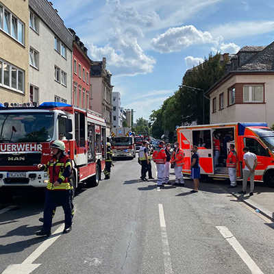 Mehrere Fahrzeuge der Feuerwehr und des Rettungsdienstes waren in der Bismarckstraße im Einsatz.