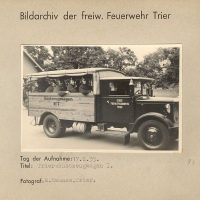 Schwarz-weiß Foto: Der Rüstzeugwagen samt Besatzung.