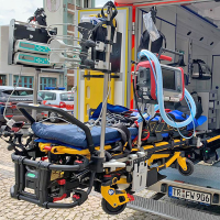 Ein Teil der Ausstattung des Intensivtransportwagens ist zu sehen, unter anderem die Transportliege und Beatmungsgeräte.