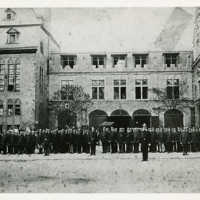 Schwarz-weiß Foto: Die Feuerwehrmannschaft steht vor dem Rathaus am Kornmarkt.