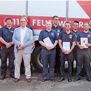 Bei der Freiwilligen Feuerwehr Ehrang wurden zahlreiche Mitglieder des Löschzugs für ihr langjähriges Engagement von Dezernent Ralf Britten (3. v. l.) und Sven Ney (2. v. l.) von der Berufsfeuerwehr geehrt und befördert. Foto: LZ Ehrang.