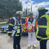 Die Feuerwehr im Gespräch mit dem leitenden Notarzt.