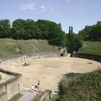 Das römische Amphitheater wird heute für Open-Air-Konzerte, Opernaufführungen und Gladiatoren-Schaukämpfe genutzt.