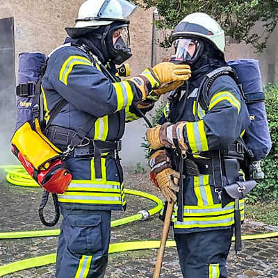 Maike Eberhard (r.) bei einer Übung in der Irscher Burg. Die 29-Jährige ist seit 19 Jahren bei der Feuerwehr aktiv. Foto: privat