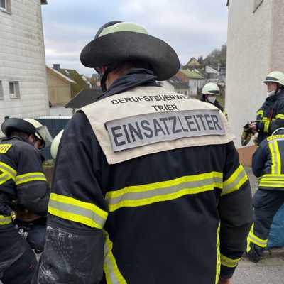 Die Berufsfeuerwehr und die Freiwillige Feuerwehr Zewen waren gemeinsam mit dem THW in Zewen im Einsatz. Foto: Presseamt/Ernst Mettlach