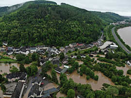 Luftbild von Ruwer, große Flächen sind von braunem Wasser bedeckt