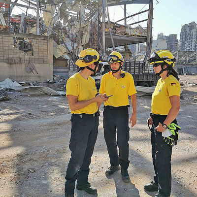 Einsatzkräfte von @fire beraten sich in der Trümmerlandschaft in Beirut. Foto: @fire