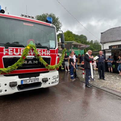 Pfarrer Matthias Struth segnet das neue Einsatzfahrzeug ein, das von der Olewiger Feuerwehr betrieben wird. Das so genannte GW-San (Gerätewagen Sanität) kommt im ganzen Stadtgebiet zum Einsatz, wenn es einen so genannten Massenanfall an Verletzten gibt (MANV) gibt und viele Personen medizinisch versorgt und betreut werden müssen.