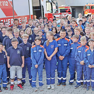 Feuerwehrchef Andreas Kirchartz (rechts) begrüßte die Jungen und Mädchen der Jugendfeuerwehren samt ihren Betreuern im Brand- und Katastrophenschutzzentrum in Ehrang. Foto: Stadtjugendfeuerwerverband