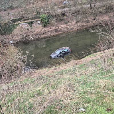 Glück im Unglück hatte die Fahrerin dieses Autos, die in Ehrang die Böschung hinunterfuhr und in der Kyll landete. Die zufällig vorbei kommende Besatzung eines Krankentransportwagens rettetet die verunglückte Frau aus dem Auto.