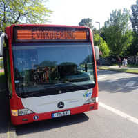 Ein Bus mit der Anzeige "Evakuierung" steht am Straßenrand.