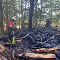 Im Wald bei Quint stand ein Brennholzlager in Flammen. 30 Wehrleute waren im Einsatz, um es zu löschen. Foto: Presseamt/Ernst Mettlach