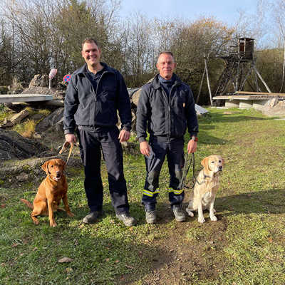 Max Lauer (links) mit Akino und Dieter Leitzgen mit Jamie auf dem Übungsgelände in Zewen.