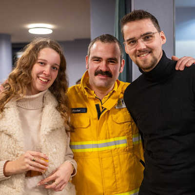 Beim Neujahrsempfang in Kröv gab es ein freudiges Wiedersehen des Ehepaars Marc und Edi Hoefnagel aus den Niederlanden mit Christoph Reuter und weiteren Rettern der Trierer Feuerwehr. Foto: Harald Tittel 