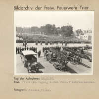 Schwarz-weiß Foto: Anlässlich der 34. Tagung des Feuerwehrverbandes der Rheinprovinz sind hunderte Feuerwehrleute auf einem Platz versammelt.