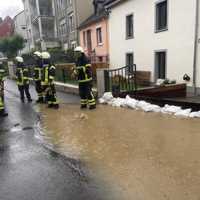 Die Feuerwehr schützte Häuser mit Sandsäcken.