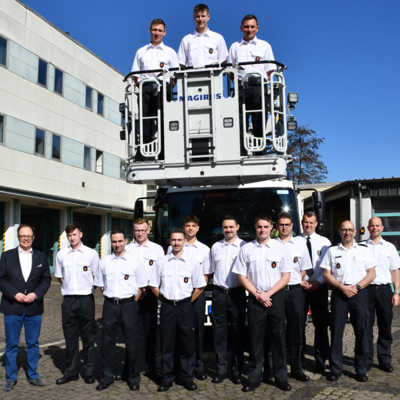 Die elf neuen Kollegen wurden von Dr. Andreas Palzer, Mario Marx, Thomas Weinandy (v. r.) und Feuerwehrdezernent Ralf Britten (l.) in Empfang genommen.