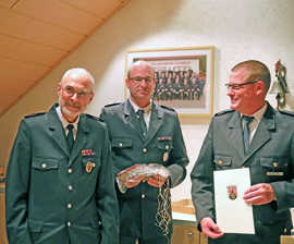 Feuerwehrchef Andreas Kirchartz und Löschzugführer Stephan Kuhn ehren Andreas Resch, der seit 45 Jahren im Löschzug Kürenz aktiv ist.