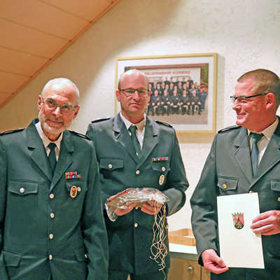 Feuerwehrchef Andreas Kirchartz (r.) und Löschzugführer Stephan Kuhn (Mitte) ehren Andreas Resch (l.), der seit 45 Jahren im Löschzug Kürenz aktiv ist.