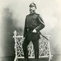 Schwarz-weiß Foto: Ganzkörper-Porträt des Feuerwehrhauptmanns vom Hövel in Uniform.