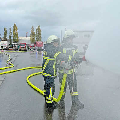 Während die Biewerer löschen, retten Ehranger Feuerwehrleute mit Atemschutz Personen. Die Feuerwehr Pfalzel kümmert sich nach dem Szenario der Übung um einen Unfall und fördert Wasser. 