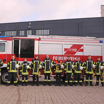 Den ersten Teil der zweijährigen Grundausbildung haben 13 freiwillige Feuerwehrleute erfolgreich mit ihren Ausbildern Josef Schäfer (l.) und Patrick Paulus (r.) abgeschlossen.