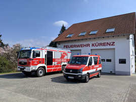 Die beiden Fahrzeuge der Feuerwehr Kürenz stehen vor ihrem Feuerwehrgerätehaus.
