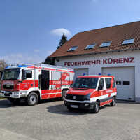 Die beiden Fahrzeuge der Feuerwehr Kürenz stehen vor ihrem Feuerwehrgerätehaus.