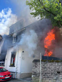 Flammen schlagen bei starker Rauchentwicklung aus einem Wohnhau