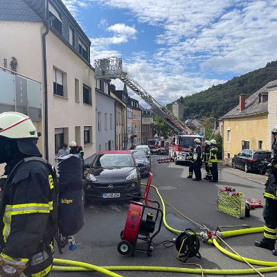 Nach Kellerbrand in Trier-Ruwer wurden zwei Personen durch die Einsatzkräfte gerettet.