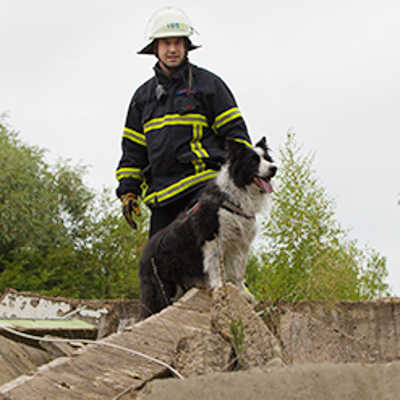 Feuerwehrmann und Autor Michael Benedum mit einem Suchhund während einer Übung zur Vermisstensuche.