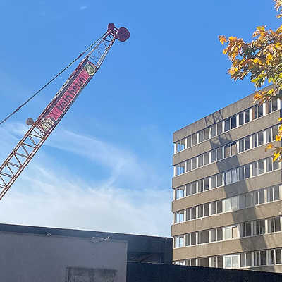 Derzeit baut die den Abriss des Polizeipräsidiums ausführende Baufirma Hein Heun einen Seilbagger auf dem Gelände auf.