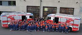 Die Teilnehmenden beim Stadtjugendfeuerwehrtag treffen sich zum Gruppenfoto auf dem Hof des Brand- und Katastrophenschutzzentrums Ehrang