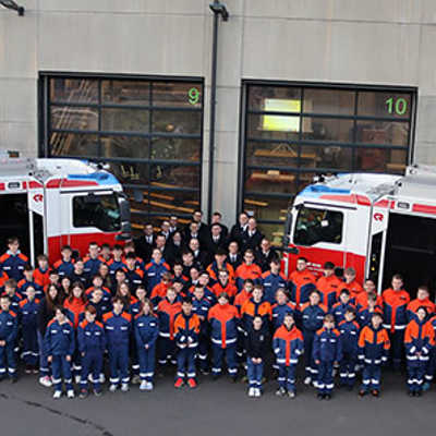 Zum Programm des Stadtjugendfeuerwehrtags gehört auch das traditionelle Gruppenfoto auf dem Hof des Brand- und Katastrophenschutzzentrums Ehrang. 