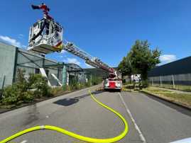Feuerwehr löscht Industriegebäude in Trier-Euren