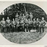 Schwarz-weiß Foto: Die Feuerwehrmannschaft steht in zwei Reihen.