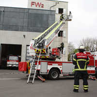 Übung am Höhenrettungsturm im neuen Brand- und Katastrophenschutzzentrum