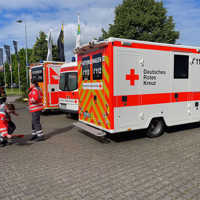 Drei Rettungswagen auf einem Parkplatz